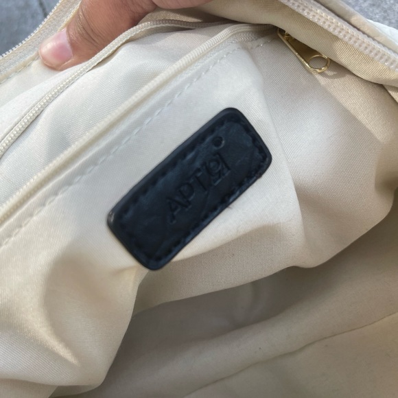 Top handle bag with gold hardwear *MUST BUY* - Picture 2 of 6